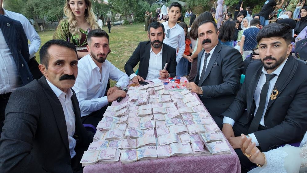 35 koyun kesildi, 6 milyon lira değerinde takı takıldı: Adetlerimiz çok güzel 35 koyun kesildi, 6 milyon lira değerinde takı takıldı: Adetlerimiz çok güzel
