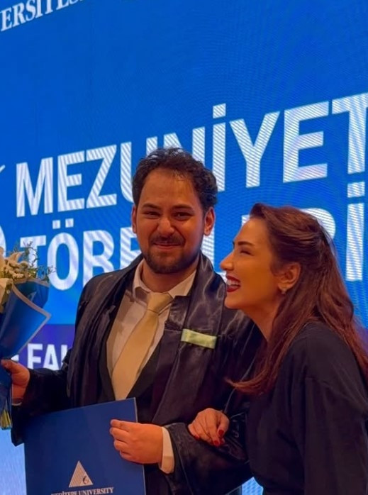 Ünlü şarkıcının oğlu üniversiteyi bitirdi Mutluluk gözyaşlarım senin sayende Ünlü şarkıcının oğlu üniversiteyi bitirdi Mutluluk gözyaşlarım senin sayende