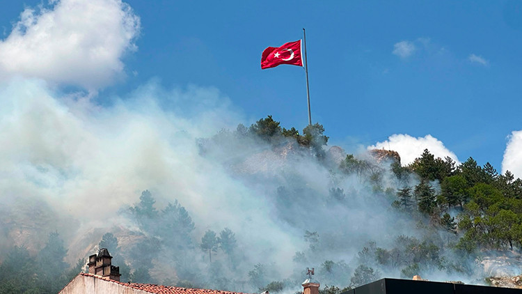 Tarihi Kütahya Kalesi'nde çıkan yangın kontrol altına alındı