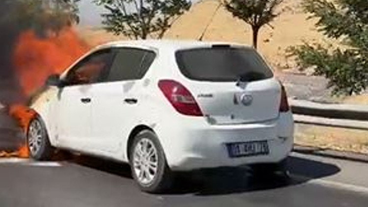 Mardin'de Korkutan Araç Yangını: Seyir Halindeki Otomobil Alevlere Teslim Oldu