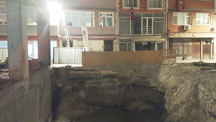Silivri'de Kentsel Dönüşüm İnşaatında Korkutan Toprak Kayması: Sokak Trafiğe Kapatıldı