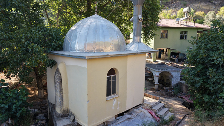 Doğan güzelliklerin tam ortasında! 9 metrekarelik cami dronla görüntülendi