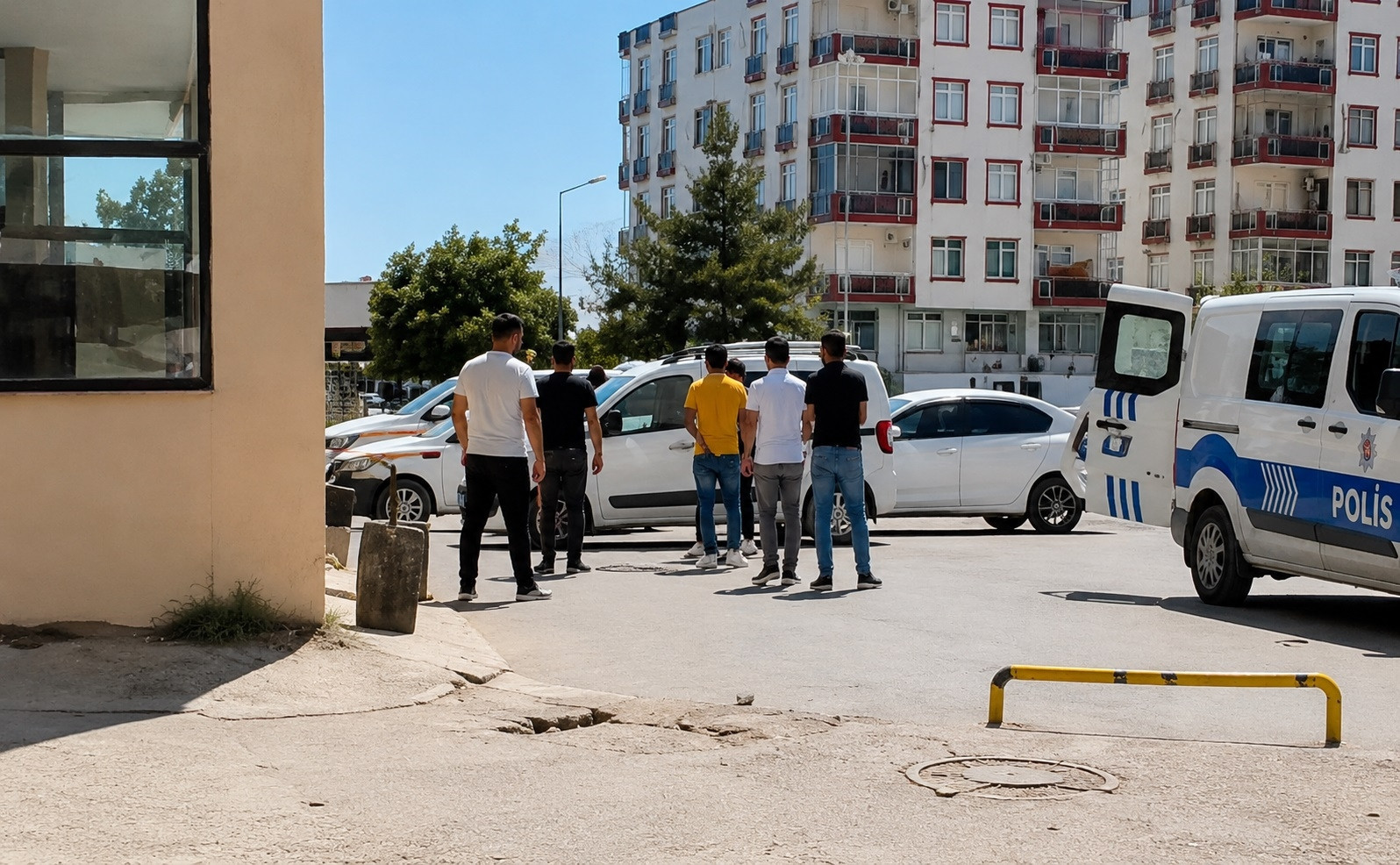 Viranşehir Haberleri - Yolunu kesip darbettikleri kişinin ruhsatlı tabancasını alıp kaçtılar - Şanlıurfa Haberleri
