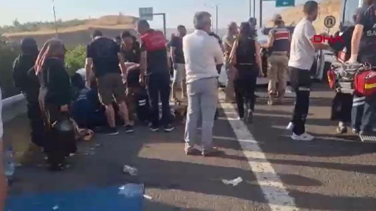 Şanlıurfa’da ticari araç ile otomobil çarpıştı: 2 ölü, 9 yaralı