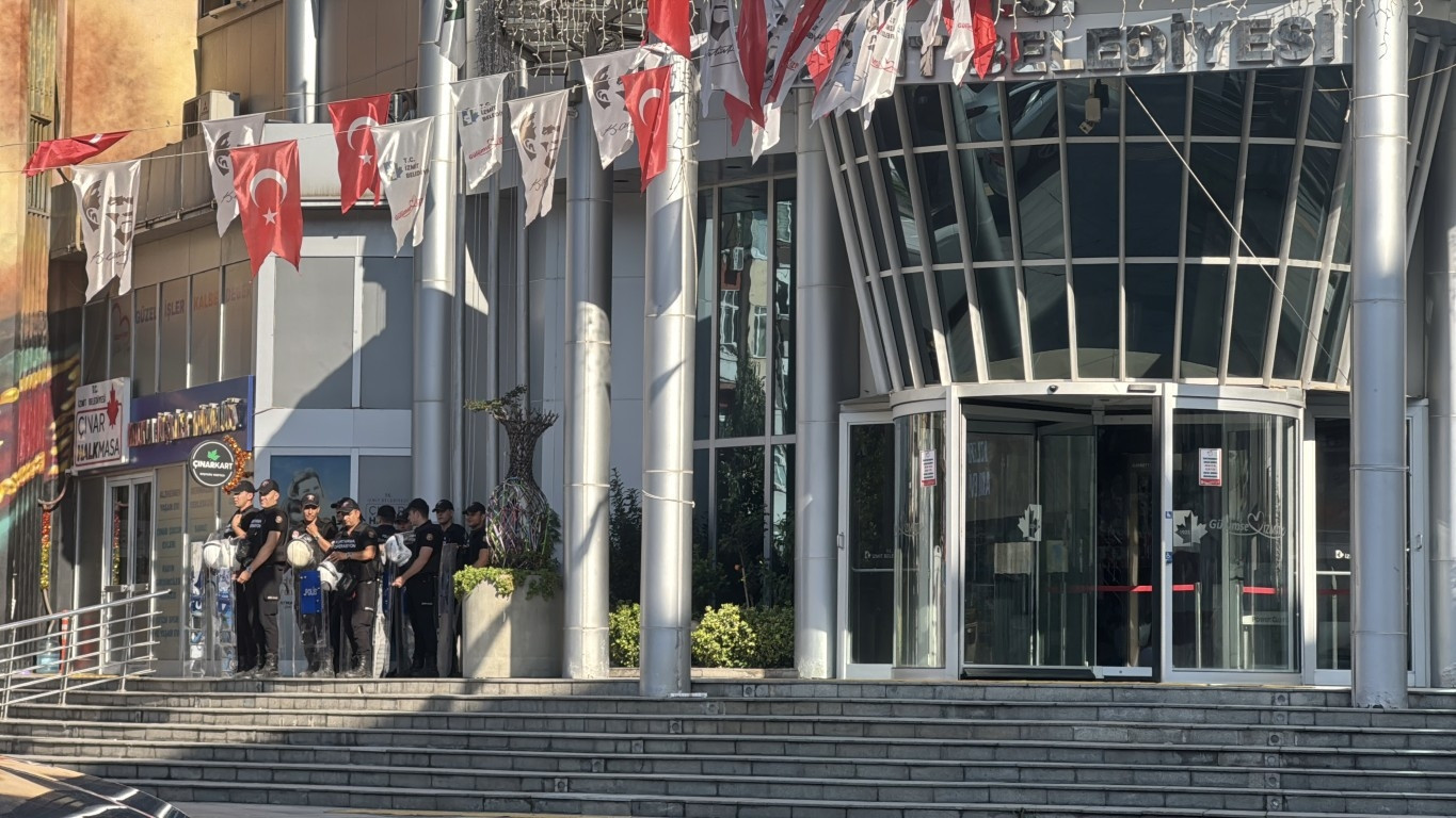 İzmit Belediyesine yönelik yolsuzluk soruşturmasında çok sayıda gözaltı