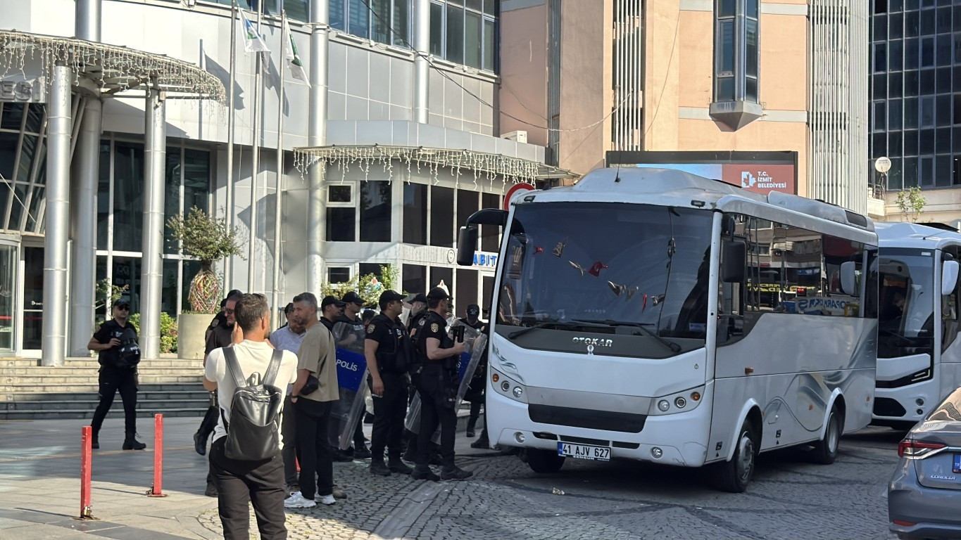 İzmit Belediyesine yönelik yolsuzluk soruşturmasında çok sayıda gözaltı