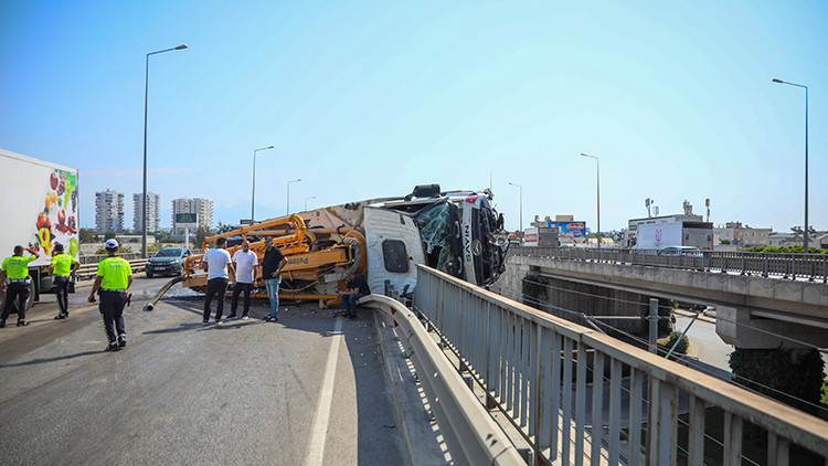 Antalya'da beton pompası kamyonu üst geçitte asılı kaldı: Sürücü kurtarıldı, tramvay seferleri aksadı