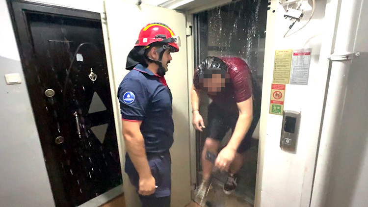 Söktüğü su saati binayı su altında bıraktı! Vanayı kapatmaya çalışırken asansörde mahsur kaldı