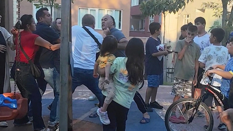 İstanbul’da çocuk parkında kavga! "Kızıma tokat attın" diyerek tartıştı, eşleri parkta tekme tokat birbirine girdi