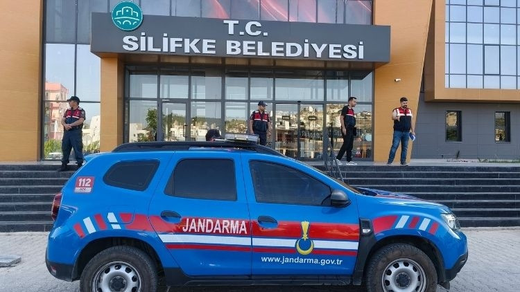 Silifke Belediyesi'ne yönelik soruşturmada tutuklu sayısı arttı Mersin'in Silifke Belediyesi'ne yönelik rüşvet, ihaleye fesat karıştırma ve suç örgütü iddialarıyla yürütülen soruşturmada Silifke Belediye Meclis Üyesi ve Silifke Belediyespor Kulübü eski başkan yardımcısı A.Ş. tutuklandı. Böylece tutuklu sayısı 11'e yükseldi. Silifke Cumhuriyet Başsavcılığı tarafından yürütülen soruşturma çerçevesinde Silifke Belediyesi'nde görev yapan bazı kamu görevlileri ile belediye ile iş yapan yüklenicilerin rüşvet, suç işlemek amacıyla örgüt kurma ve yönetme, örgüte üye olma, ihaleye fesat karıştırma, edimin ifasına fesat karıştırma ve görevi kötüye kullanma suçlarını işledikleri iddiaları üzerine çalışma başlatıldı. Soruşturma çerçevesinde alınan ihbarlar doğrultusunda MASAK raporları, banka hareketleri, HTS ve PTS kayıtları ile iletişimin denetlenmesi tedbirleri kapsamında elde edilen deliller incelendi. Ayrıca bazı şüphelilerin etkin pişmanlık hükümlerinden yararlanmak amacıyla verdikleri ifadelerde, belediye ile iş yapan yüklenicilerden hak ediş ödemeleri karşılığında çeşitli menfaatler talep edildiği, bazı kişi ve görevlilere para teslim edildiği, doğrudan temin yöntemiyle yapılan bazı alımlarda usulsüzlükler gerçekleştirildiği ve belediye bağlantılı organizasyonlarda muvazaalı işlemler yapıldığı yönünde beyanlarda bulunduğu belirtildi. Etkin pişmanlık kapsamında verilen ifadelerde yer alan çok sayıda hususun HTS ve PTS kayıtları, banka hareketleri, MASAK raporları ve diğer maddi delillerle desteklendiğinin tespit edildiği kaydedildi. Soruşturma kapsamında 19 Haziran'da Silifke'de eş zamanlı operasyon düzenlenerek, 19 şüpheli hakkında işlem yapıldı. Şüphelilerden Silifke Belediye Başkanı Mustafa Turgut, Silifke Belediyespor Kulübü Başkanı S.O., Belediye Başkan Yardımcıları E.E.D., Ş.S.D., Özel Kalem Müdürü E.S., Ayniyat Müdürü E.G.'nin de aralarında olduğu 10 şüpheli tutuklanırken, diğer şüpheliler hakkında adli kontrol kararı verildi. KULÜBÜN ESKİ BAŞKAN YARDIMCISI TUTUK…