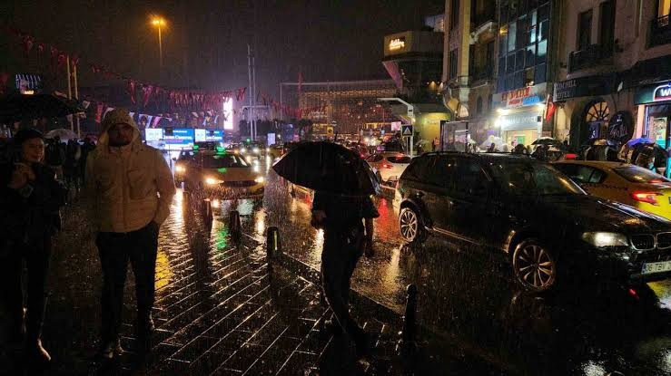 İstanbul'da beklenen yağış başladı