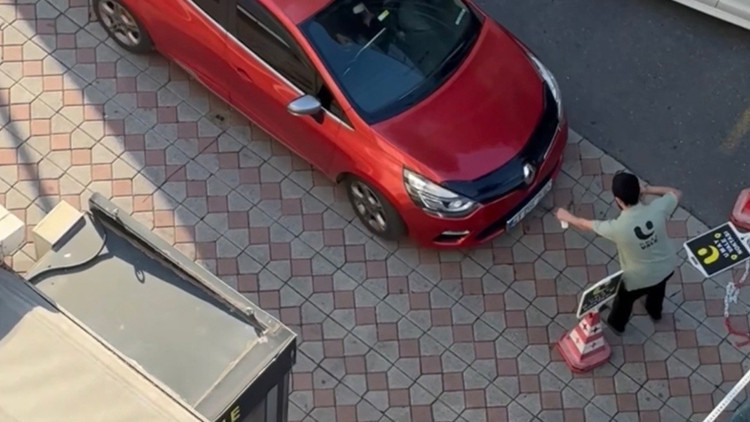 Kağıthane'de otopark ücreti tartışmasında sürücü aracını valenin üzerine sürdü