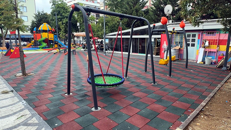 Avcılar’da çocuk parkına kurulan salıncakta 5 günde 4 kişi yaralandı