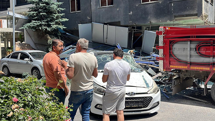 Atıl durumdaki hastanenin dış cephesi düştü, otomobiller hasar gördü