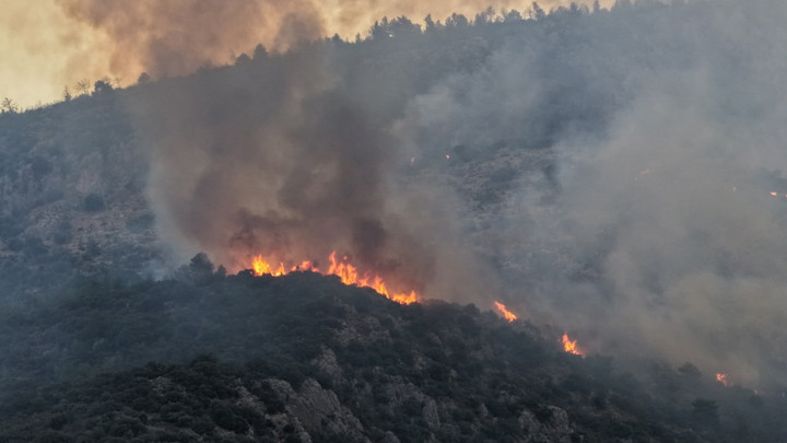 Antalya Kaş'taki yangın ikinci gününde: Havadan ve karadan müdahale sürüyor