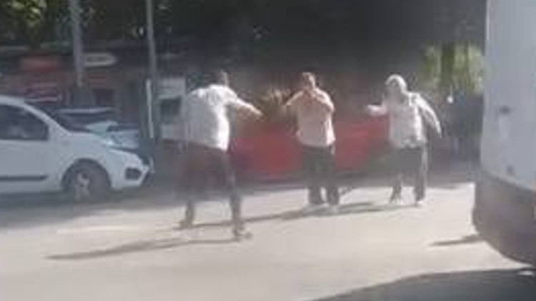 Bayrampaşa'da 'laf atma' kavgası: Ayırmaya çalışan esnaf vuruldu