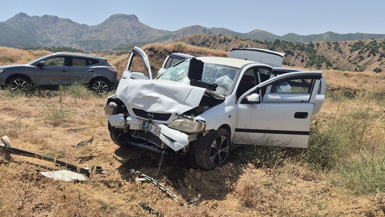 Bingöl'de korkunç kaza! Otomobiller kafa kafaya çarpıştı: 1'i ağır, 10 yaralı