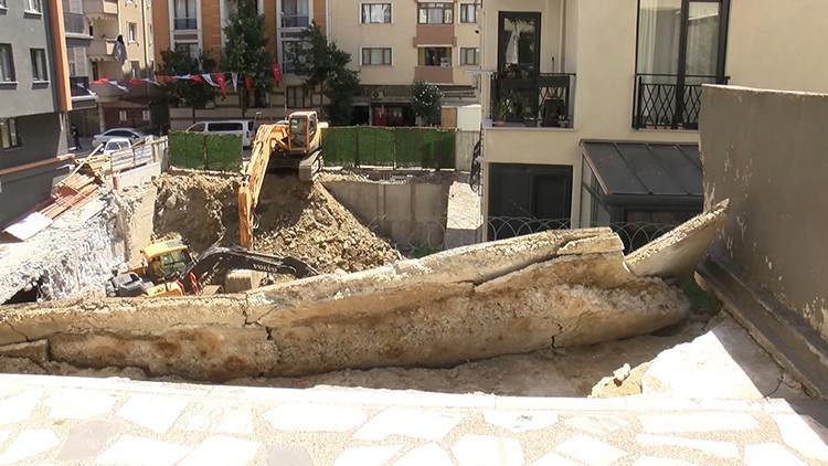 Kağıthane’de kentsel dönüşüm yıkımında kepçe komşu binanın balkonunu yıktı: Deprem oluyor zannettik