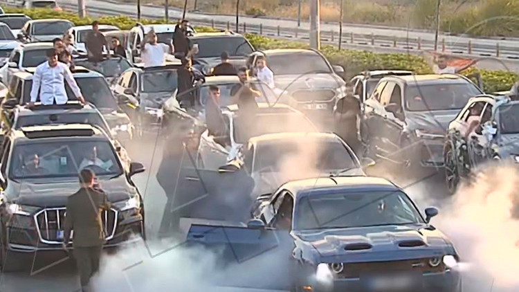 Mersin'de düğün konvoyunda yol kapatan 7 sürücüye 695 bin TL ceza