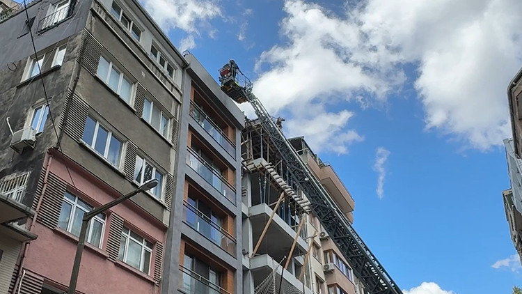 Beyoğlu'nda çatıya çıplak çıkan turisti görenler itfaiyeyi aradı: Dolaşmaya geldim