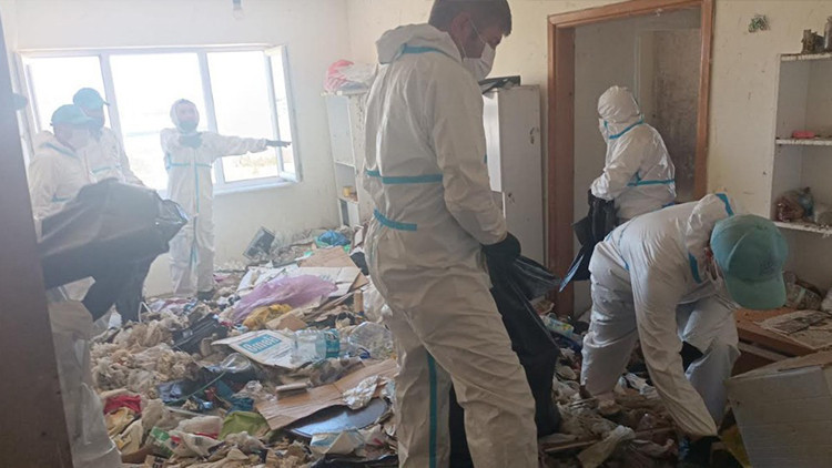 Bursa'da apartman sakinlerinin şikayet ettiği 'çöp ev'den 28 ton atık çıktı