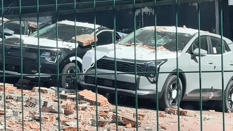 İstanbul'daki otomobil bayinde şok görüntü! 12 adet sıfır araç zarar gördü: Zarar 30 milyon lira