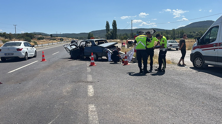 Kütahya'da kavşakta iki otomobil çarpıştı: 1 ölü, 1'i çocuk 4 yaralı