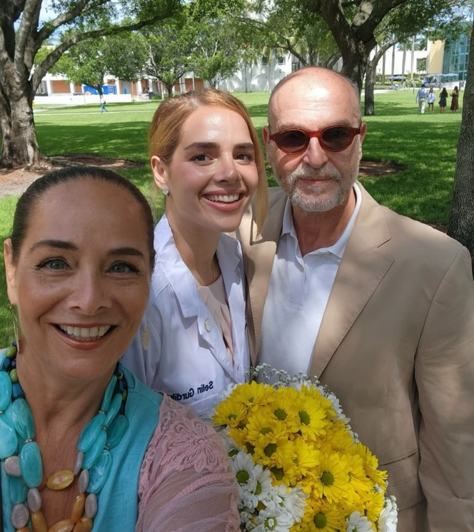 Neşe Erberkin gurur günü Kızı Selin Gurdikyan beyaz önlüğünü giydi