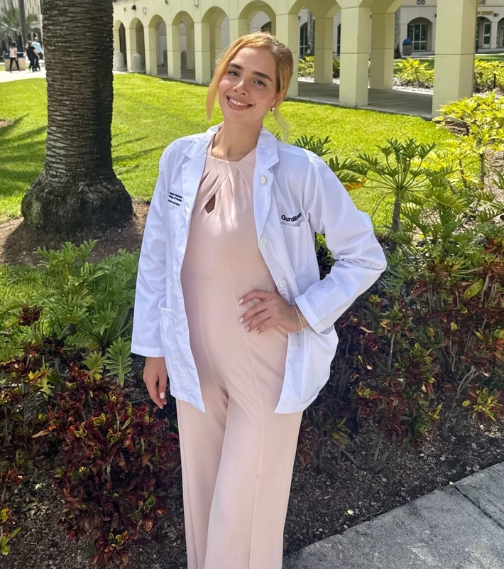 Neşe Erberkin gurur günü Kızı Selin Gurdikyan beyaz önlüğünü giydi