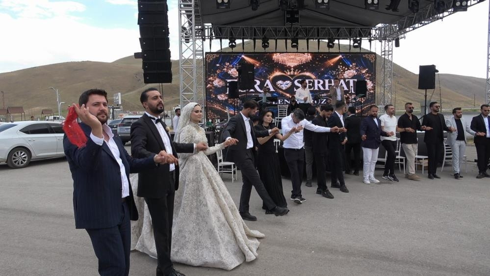 Yarım tondan fazla et tüketildi 20 milyon TL ve kilolarca altın takıldı: Sonsuz teşekkürler