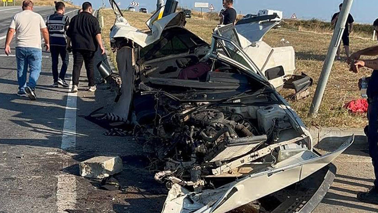 Tekirdağ’da feci kaza: İkiye bölünen otomobilden sağ çıktı