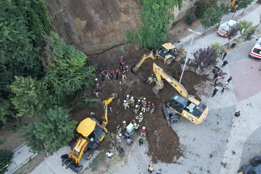 Büyükçekmece'de toprak kayması! Göçük altında 2 kişinin kaldığı iddia edildi