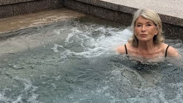 85’inci yaşına da havuzda girdi: İyi ki yaşlı ve hasta bir adamla evli değilim