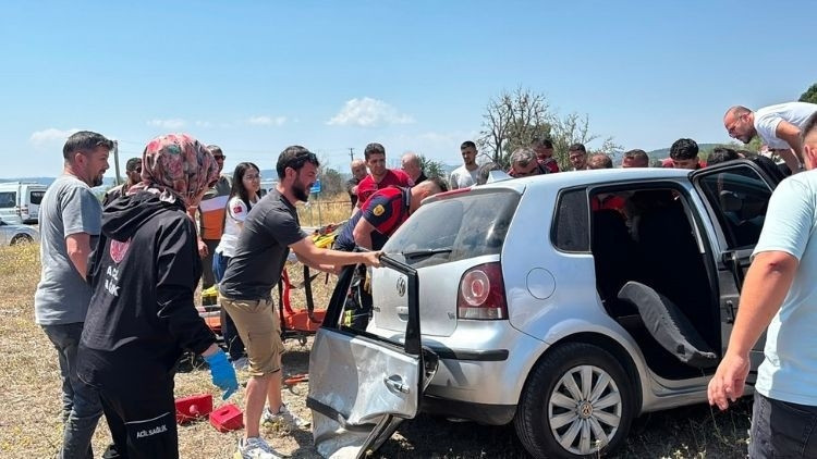 Kavşakta feci kaza: 1 ölü, 5 yaralı