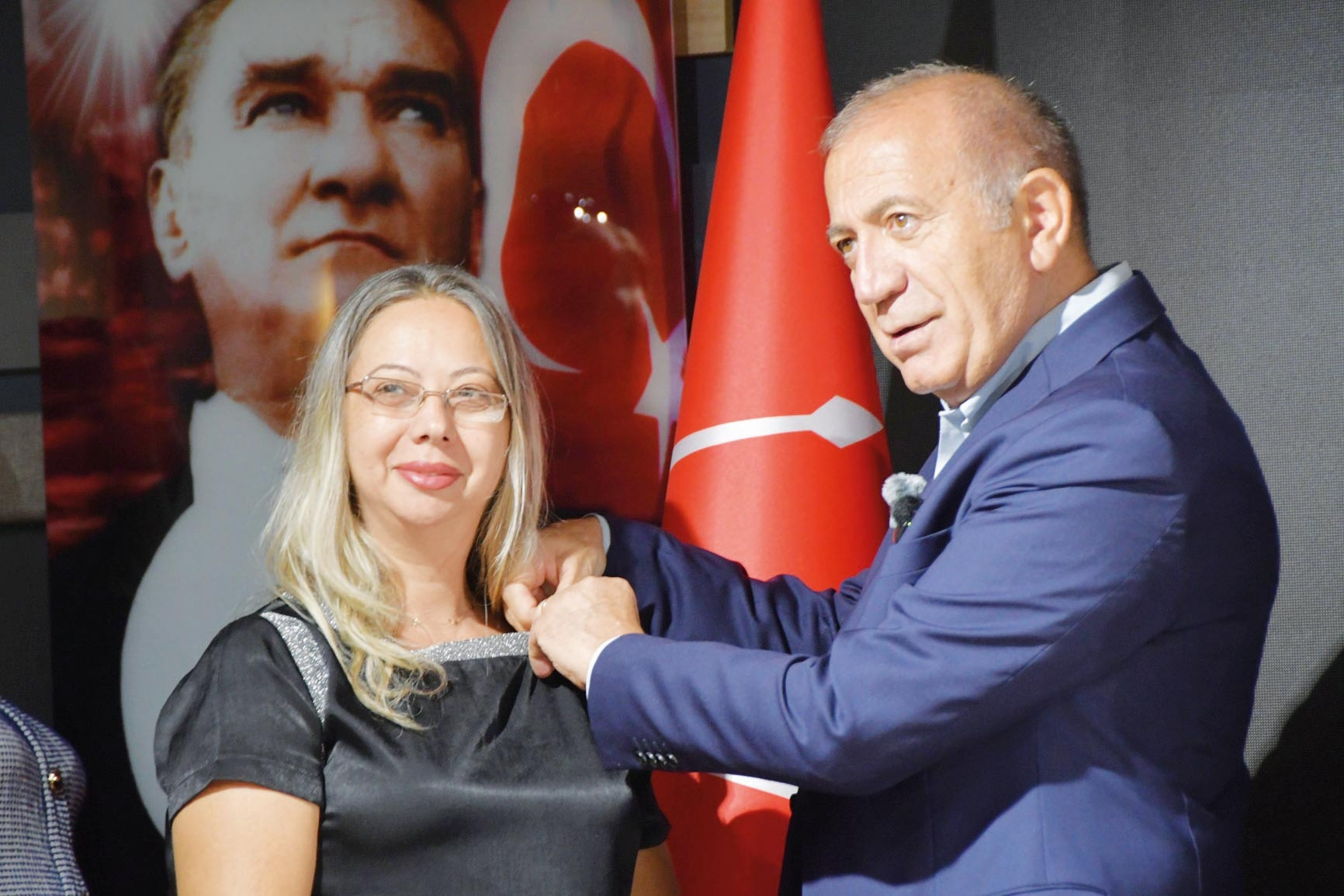 Yeni üyelere rozet takan Tekin: En az istifa İstanbul’da