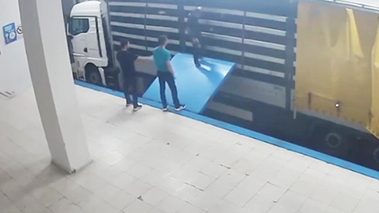 TIR'ın gizli bölmesinde yurt dışına kaçmaya çalışan suç örgütü üyesi sınırda yakalandı