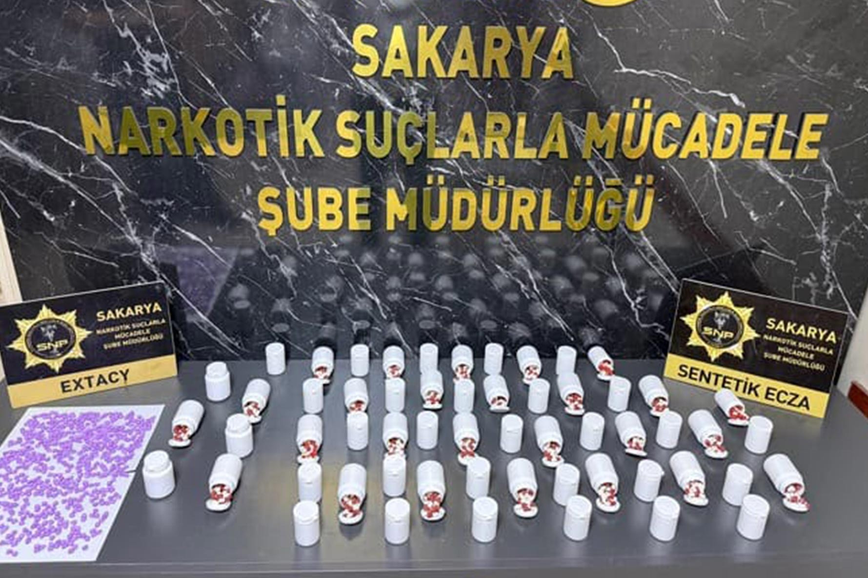 Kuzey Marmara Otoyolu'nda durdurulan araçta 3 bin 147 sentetik ecza ele geçirildi