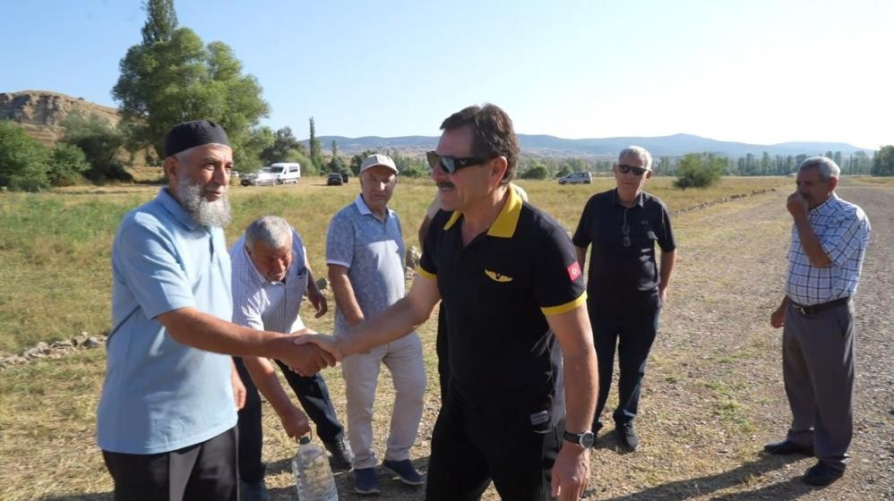 İş insanı Orhan Ünsal yıllar önce annesine verdiği sözü tuttu Bir gün köyüme uçakla geleceğim dedi, geldi