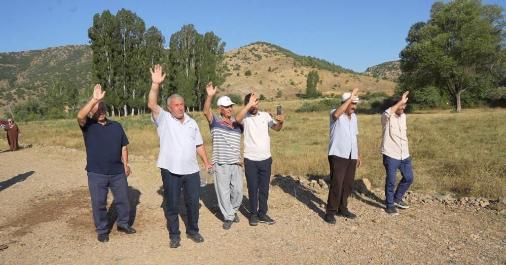 İş insanı Orhan Ünsal yıllar önce annesine verdiği sözü tuttu Bir gün köyüme uçakla geleceğim dedi, geldi