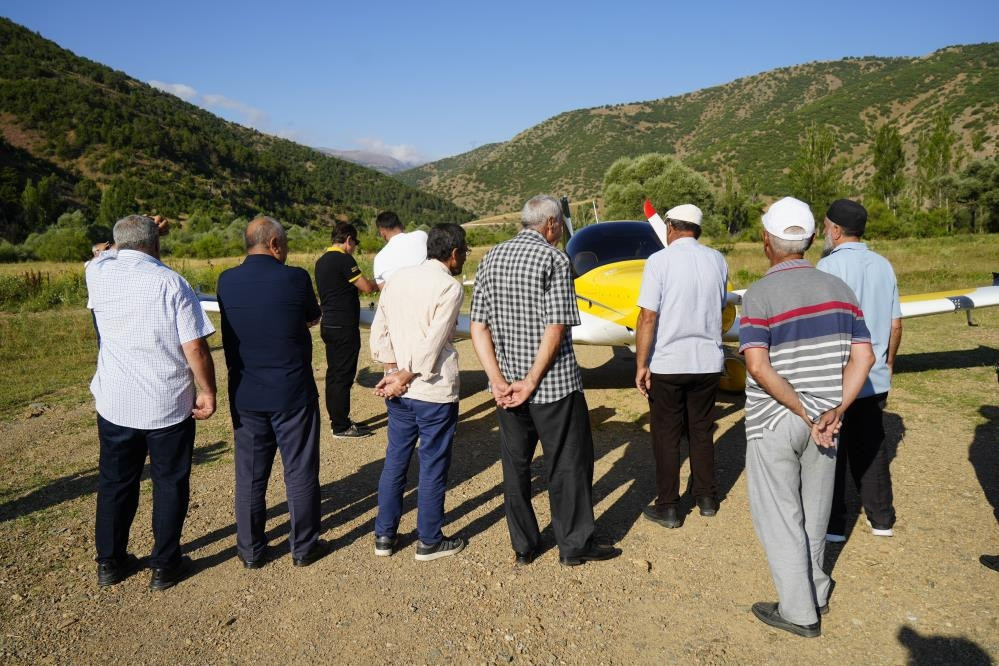 İş insanı Orhan Ünsal yıllar önce annesine verdiği sözü tuttu Bir gün köyüme uçakla geleceğim dedi, geldi