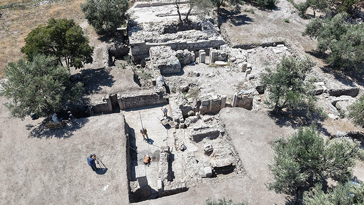 Apollon Smintheus'ta antik hamamın soğuk su havuzları ve soyunma odası gün yüzüne çıkarılıyor