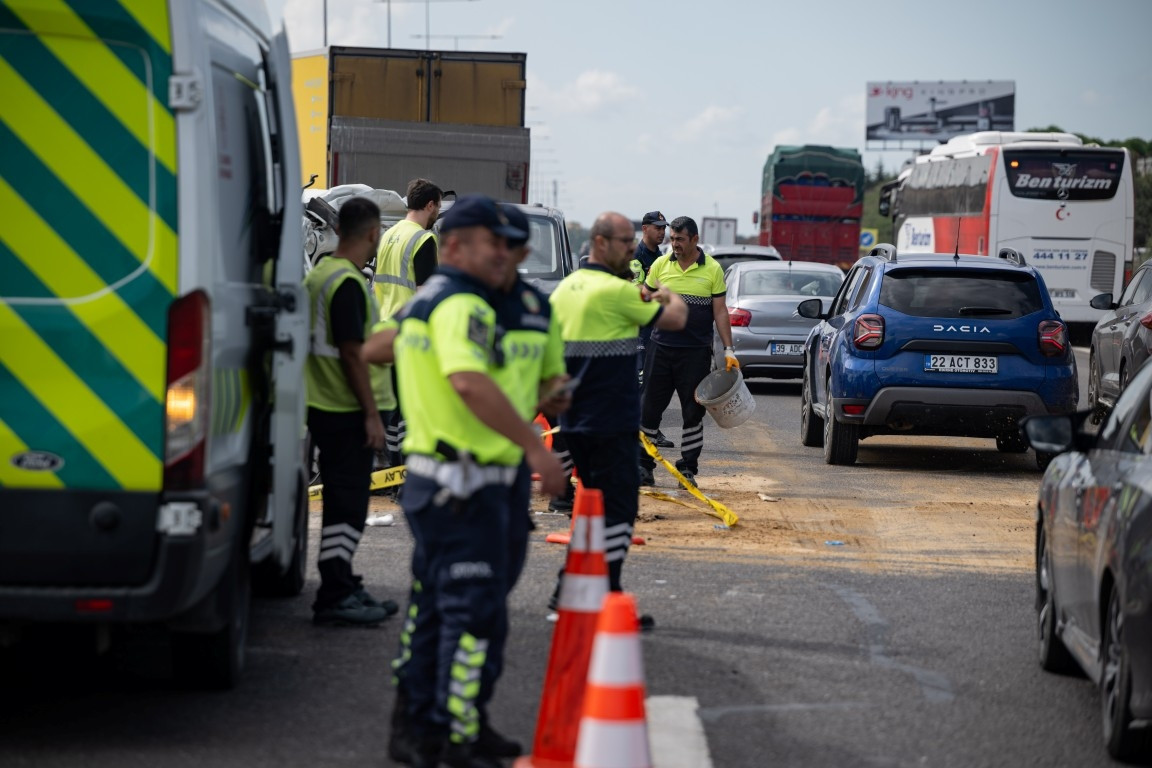 Kuzey Marmara Otoyolu Uskumruköyde kaza; 1i çocuk 3 ölü 5 yaralı