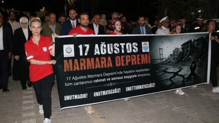 27 yıldır dinmeyen acı... 17 Ağustos Marmara Depremi'nde hayatını kaybedenler anıldı