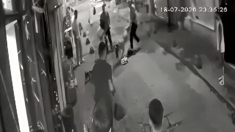 Beyoğlu'nda köpeklerin kavgasında kan aktı: Pitbullun sahibi bıçaklandı, terrierin sahibi tutuklandı