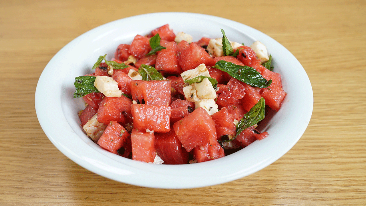 Karpuzlu salata tarifi (Videolu)