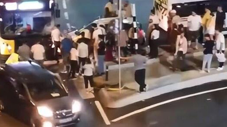 Kağıthane'de otomobille İETT otobüsü çarpıştı: Araçta sıkışan bekçi kurtarıldı