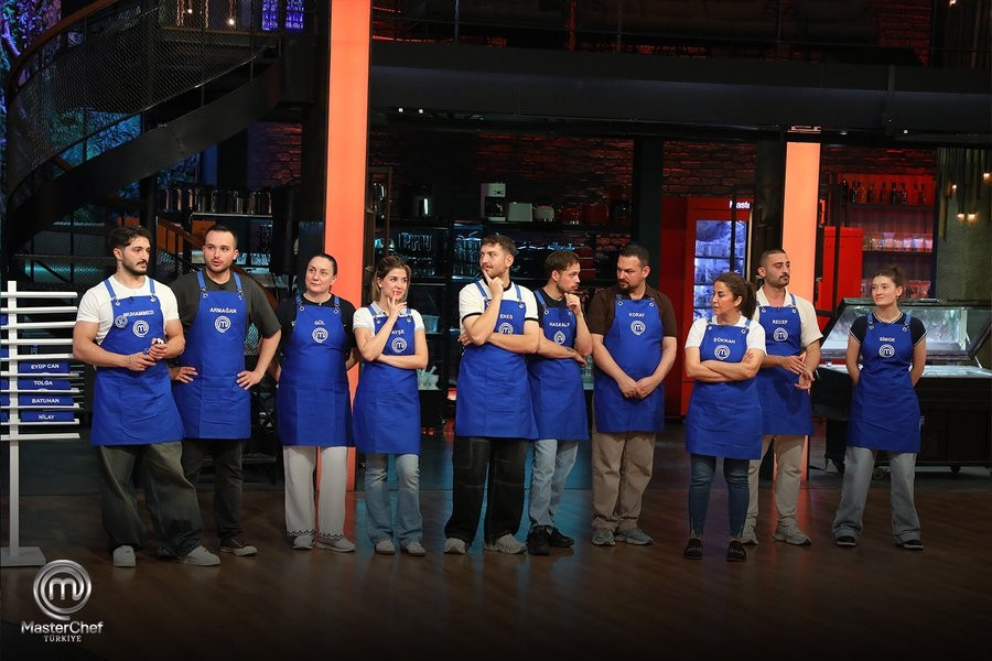 MASTERCHEF KAPTAN KİM OLDU, TAKIMLAR NASIL KURULDU 17 AĞUSTOS 2026 SON BÖLÜM | Dün akşam MasterChef kaptanlık oyununu kim kazandı Kadroya geçen yeni yarışmacı belli oldu İşte bu hafta İşte MasterChef Türkiye 2026 mavi-kırmızı takım yarışmacıları MASTERCHEF KAPTAN KİM OLDU, TAKIMLAR NASIL KURULDU 17 AĞUSTOS 2026 SON BÖLÜM | Dün akşam MasterChef kaptanlık oyununu kim kazandı Kadroya geçen yeni yarışmacı belli oldu İşte bu hafta İşte MasterChef Türkiye 2026 mavi-kırmızı takım yarışmacıları