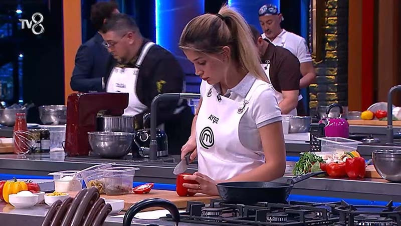 MASTERCHEF KAPTAN KİM OLDU, TAKIMLAR NASIL KURULDU 17 AĞUSTOS 2026 SON BÖLÜM | Dün akşam MasterChef kaptanlık oyununu kim kazandı Kadroya geçen yeni yarışmacı belli oldu İşte bu hafta İşte MasterChef Türkiye 2026 mavi-kırmızı takım yarışmacıları MASTERCHEF KAPTAN KİM OLDU, TAKIMLAR NASIL KURULDU 17 AĞUSTOS 2026 SON BÖLÜM | Dün akşam MasterChef kaptanlık oyununu kim kazandı Kadroya geçen yeni yarışmacı belli oldu İşte bu hafta İşte MasterChef Türkiye 2026 mavi-kırmızı takım yarışmacıları
