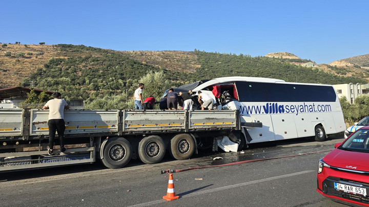 Milas'ta tur otobüsü, TIR'a arkadan çarptı: 2 can kaybı, 8 yaralı