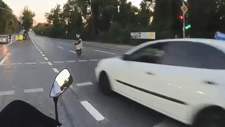 Sarıyer'de otomobilin çarptığı yaşlı kadın hayatını kaybetti; kaza anı kask kamerasında